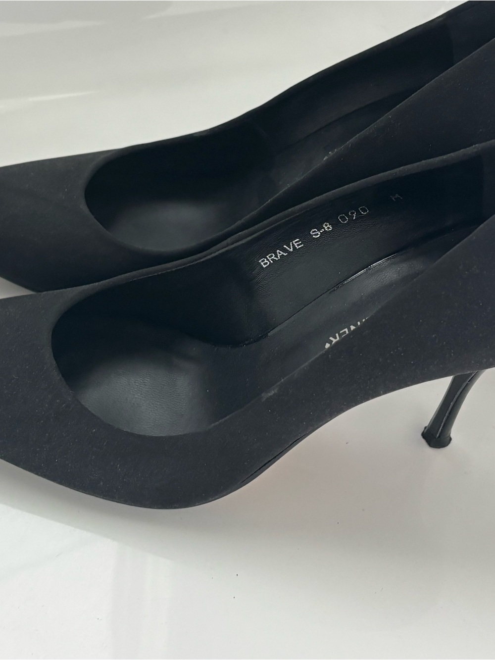 Donald J Pliner Brave Black Crepe Heels 9 - Picture 5 of 8